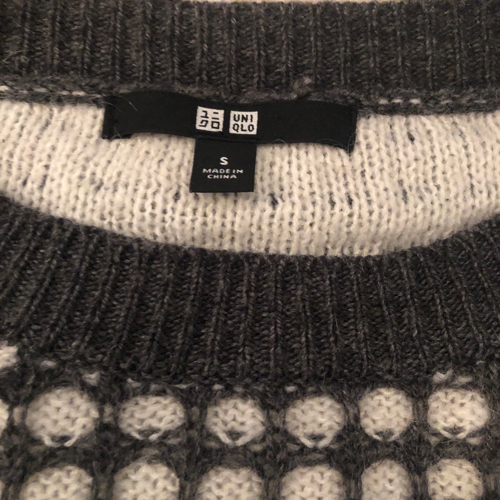 Uniqlo sweater - Picture 2 of 2